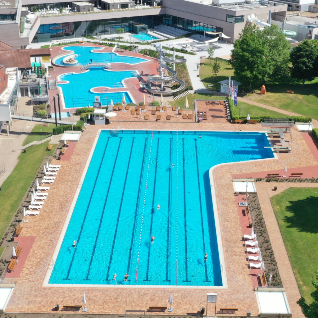 Symbolbild zur Freibaderöffnung: Schwimmerbecken und Erlebnisbecken mit klarem blauen Wasser