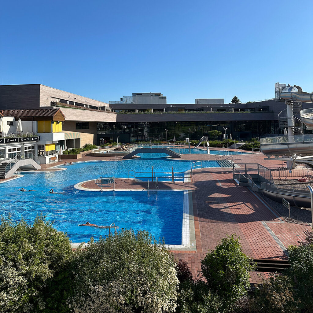 Erlebnisbecken des Freibad Neumarkt im Hintergrund das Schlossbad