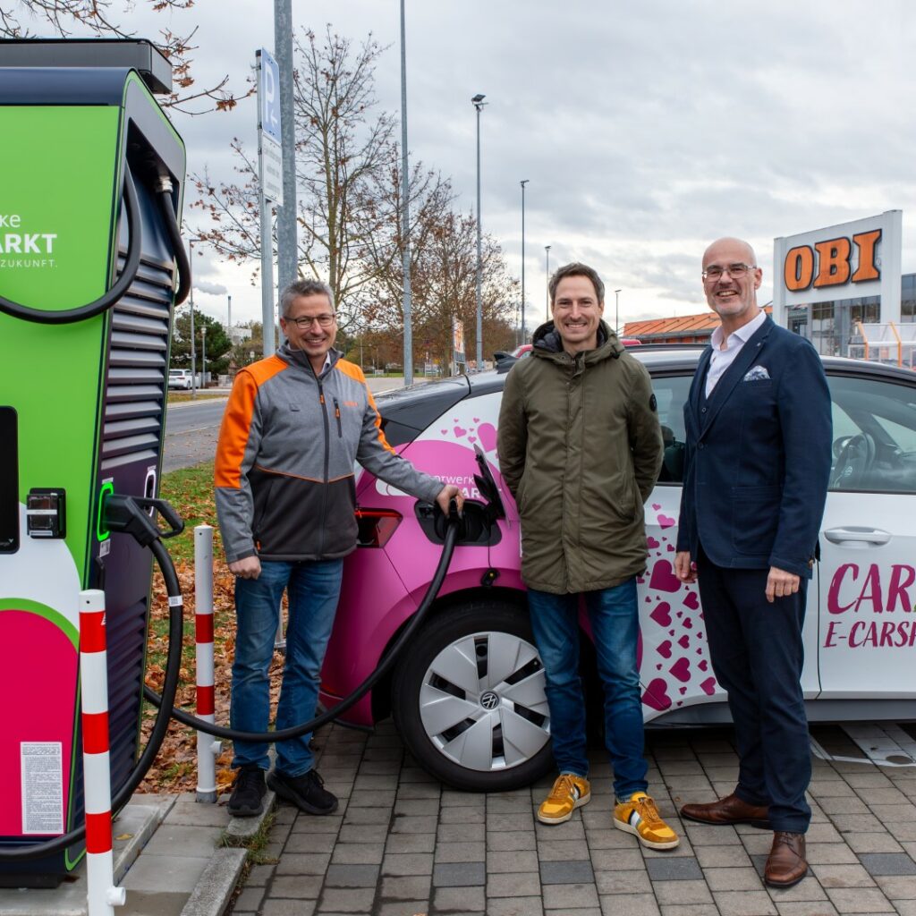 Stefan Traut, Matthias Lehmeier und Dominique Kinzkofer weihen Ladesäule vor dem OBI-Markt in Neumarkt ein