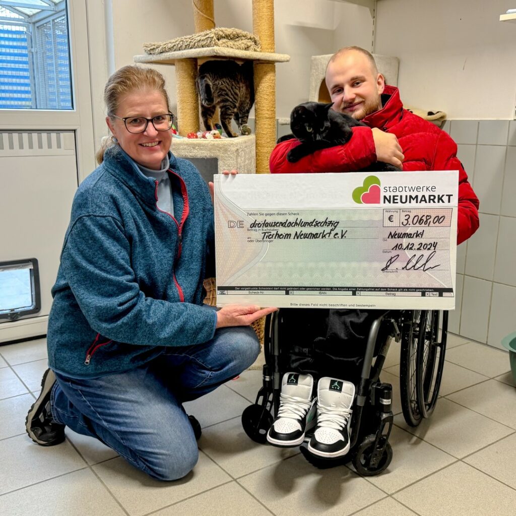 Marcel Meier überreicht Spendenscheck der Stadtwerke Neumarkt an Dr. Astrid Winkler