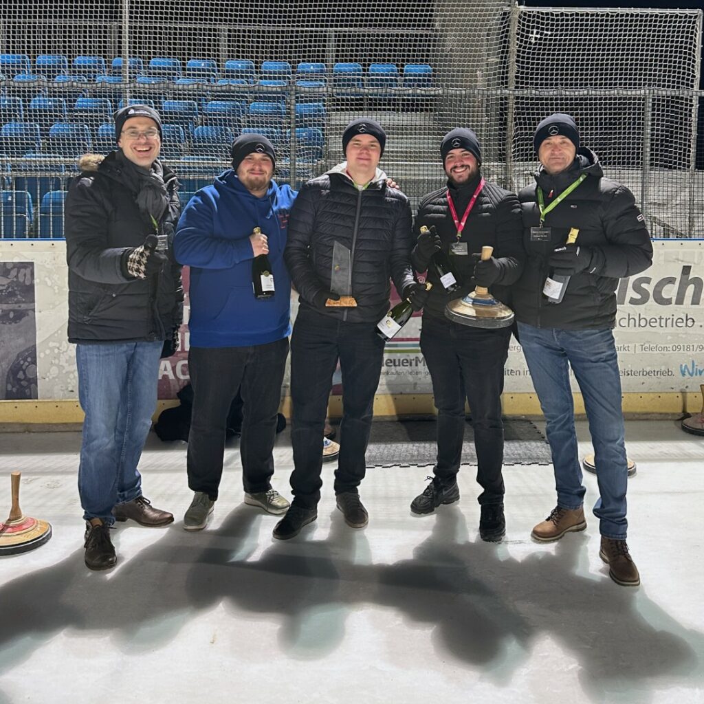 Gewinnerteam des Autohaus Bögl von Energy on Ice 2025 mit Geschäftsführer Dominique Kinzkofer