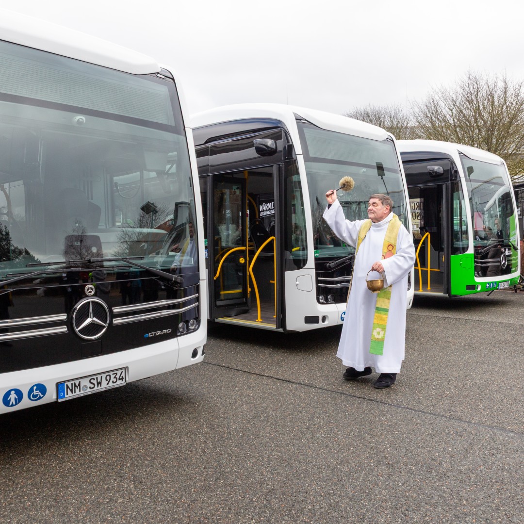 Pfarrer segnet 4 neue E-Busse der SWN