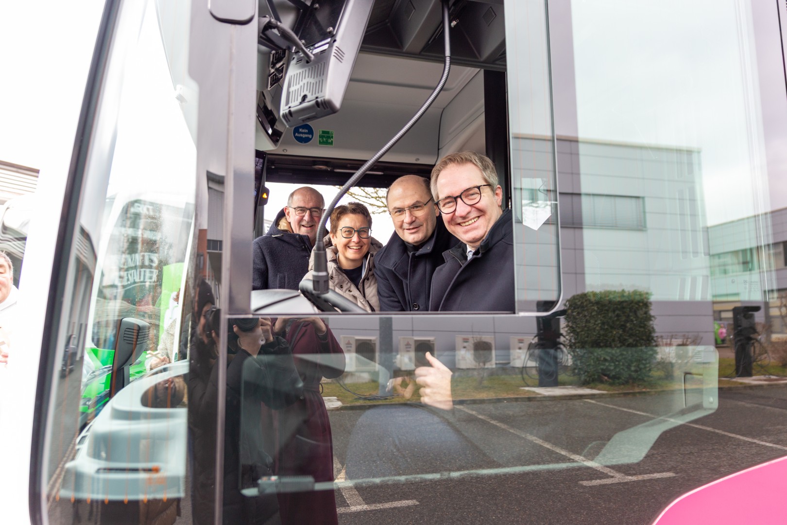 Herr Landrat Gailler, Frau Abgeordnete Hierl, Herr Staatsminister Füracker und Herr Oberbürgermeister Ochsenkühn in einem der neuen E-Busse der SWN