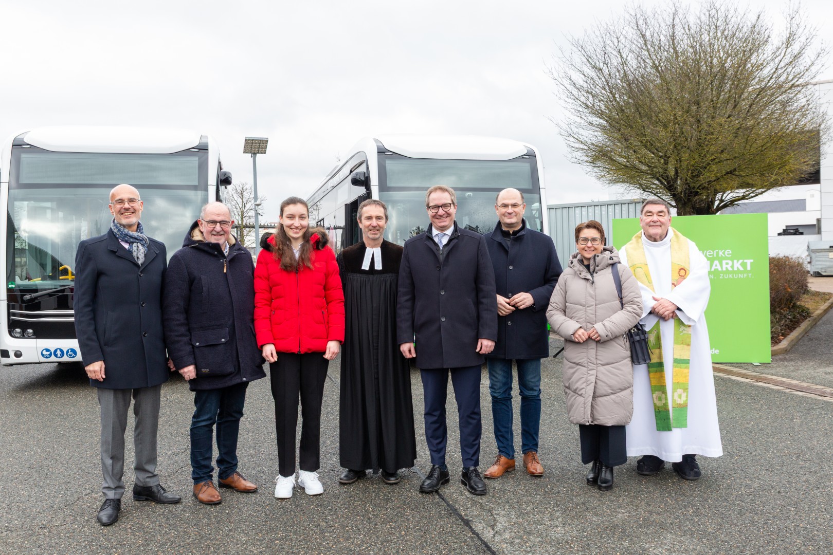 Herr Kinzkofer, Herr Landrat Gailler, Frau Ullermann, Herr Pfarrer Murner, Herr Oberbürgermeister Ochsenkühn, Herr Staatsminister Füracker, Frau Abgeordnete Hierl, Herr Pfarrer Winner stehen vor den neuen E-Bussen